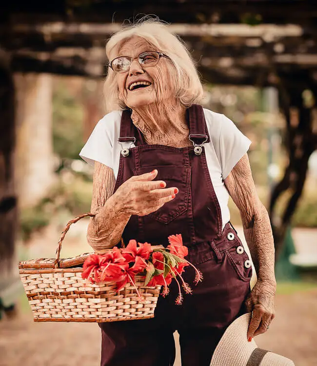 Aktive Seniorin bei der Alltagsbegleitung