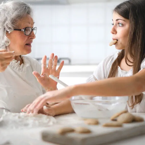 Seniorin und Begleiterin beim gemeinsamen Backen