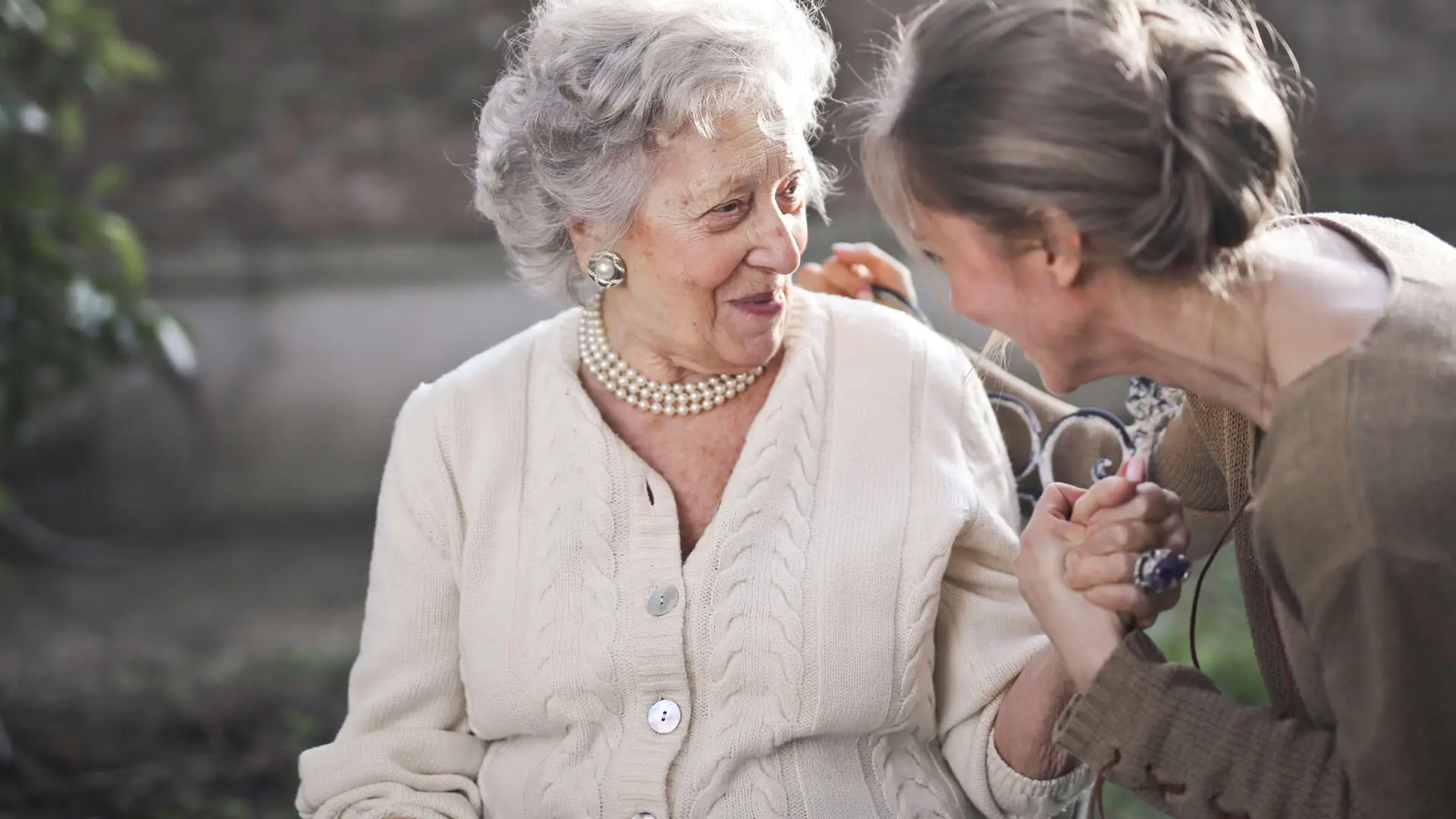 Einfühlsame Alltagsbegleitung für eine Seniorin